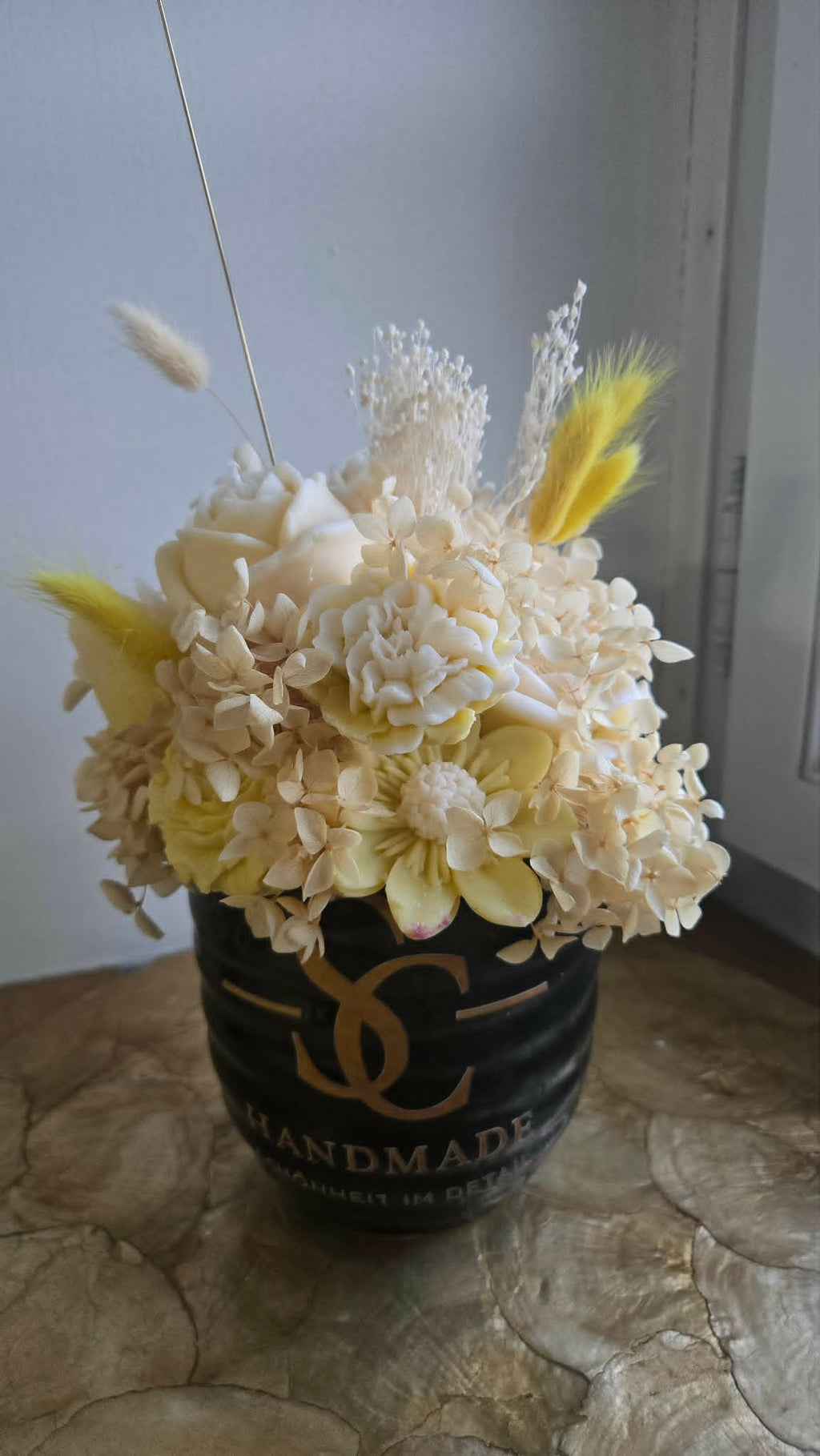 Keramik Vasen, Eleganz in Cremegeld tönen