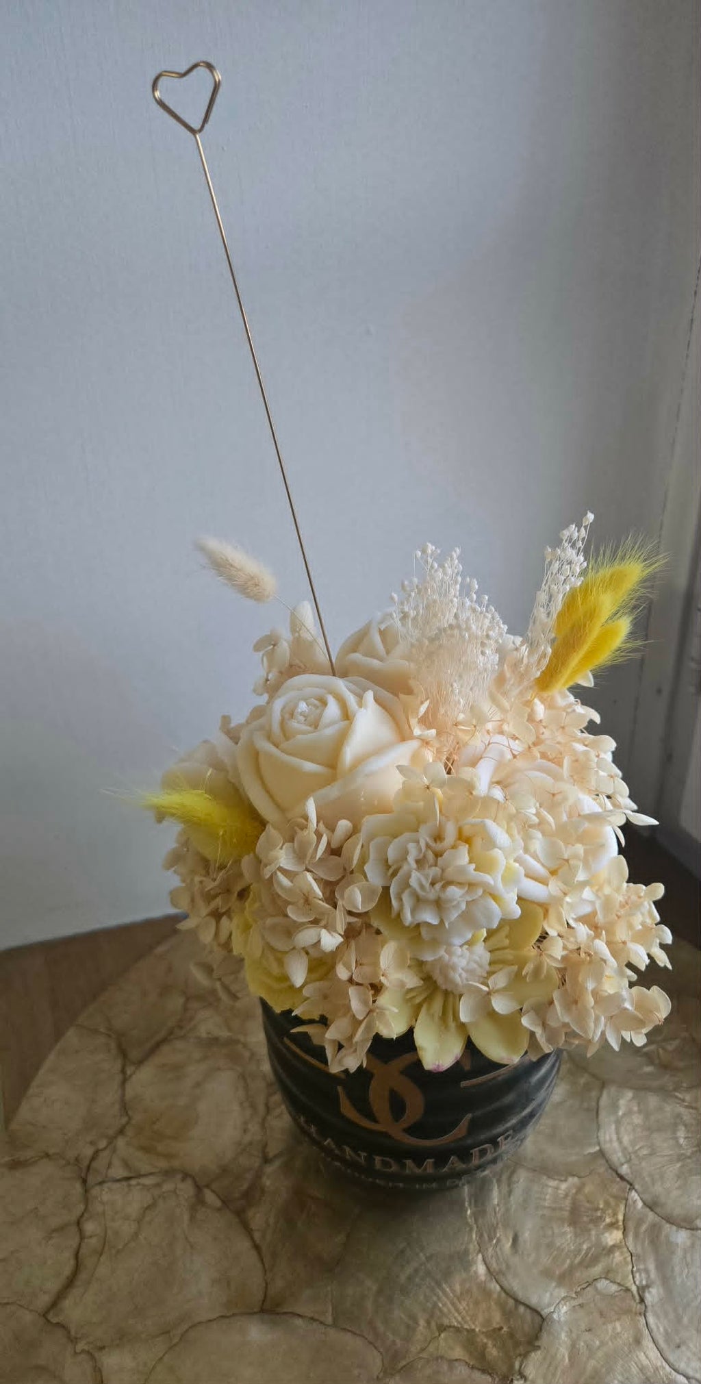 Keramik Vasen, Eleganz in Cremegeld tönen