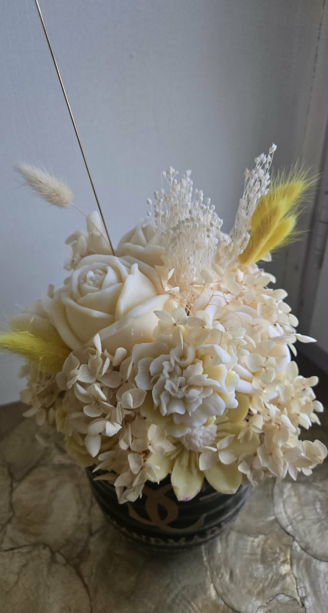 Keramik Vasen, Eleganz in Cremegeld tönen